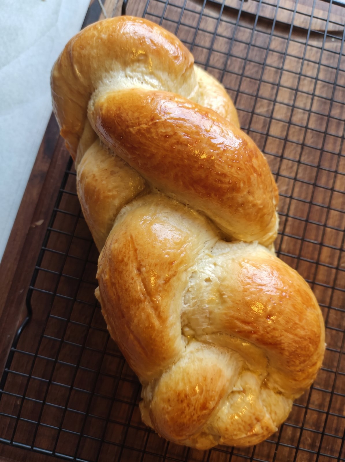 Pães caseiros recém-assados sobre tábua, com parmesão, alho, azeite e manteiga