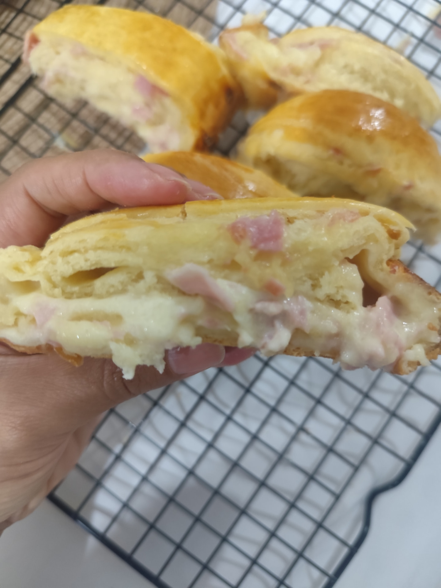 Fatia do Miolo de Mussarela e Presunto com recheio cremoso visível